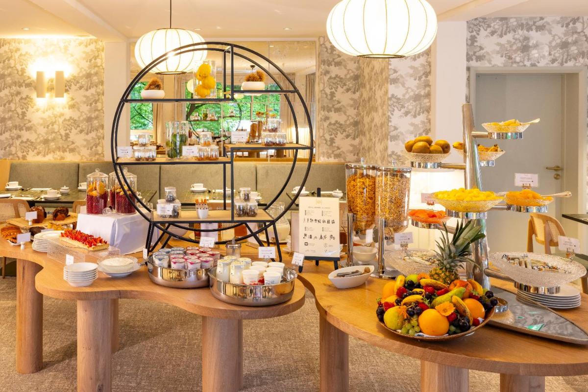 un magasin avec des étalages de nourriture et de fruits sur des tables dans l'établissement Briqueterie Champagne, A Beauvallon Hotel & Spa, à Vinay