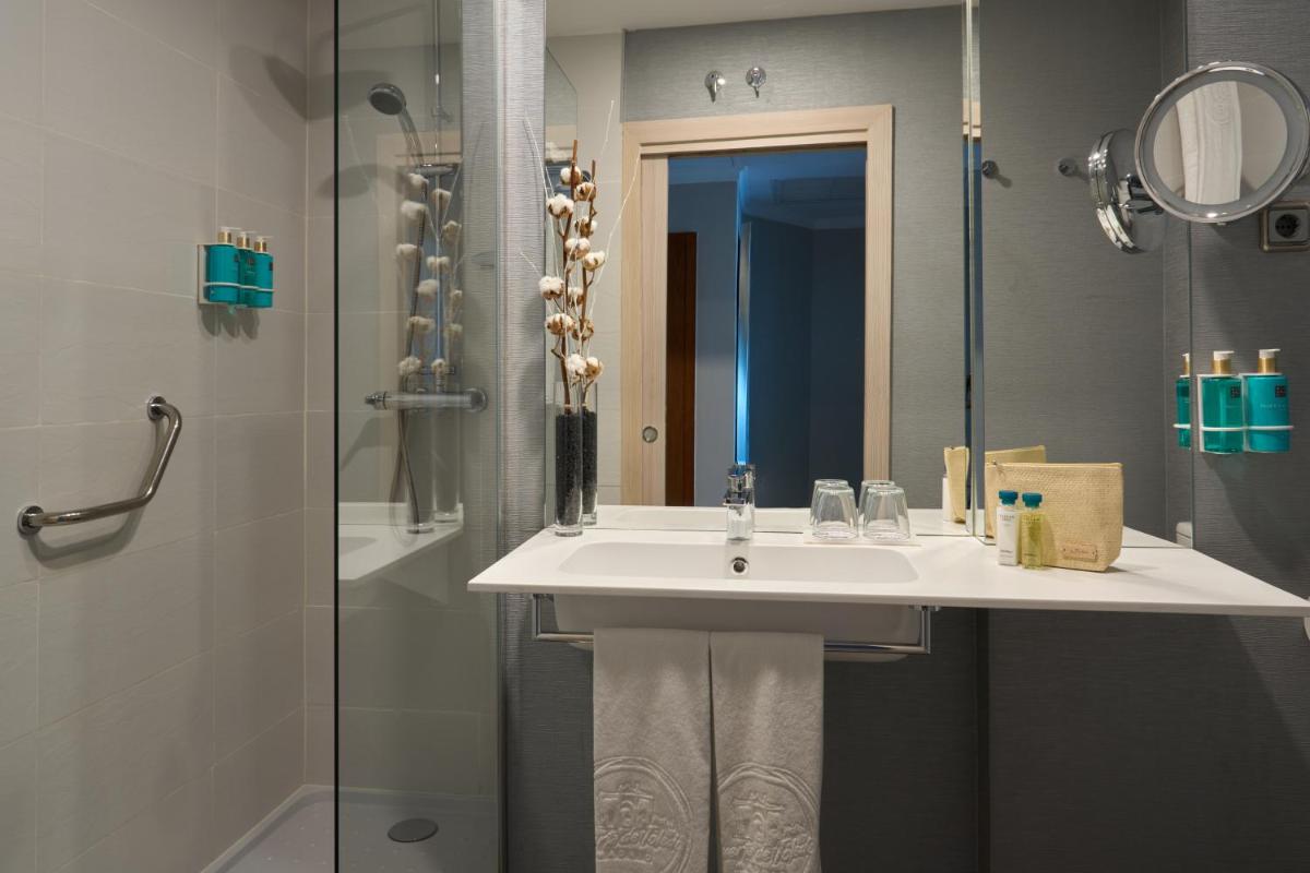 Hotel Puerta de Toledo - Housity