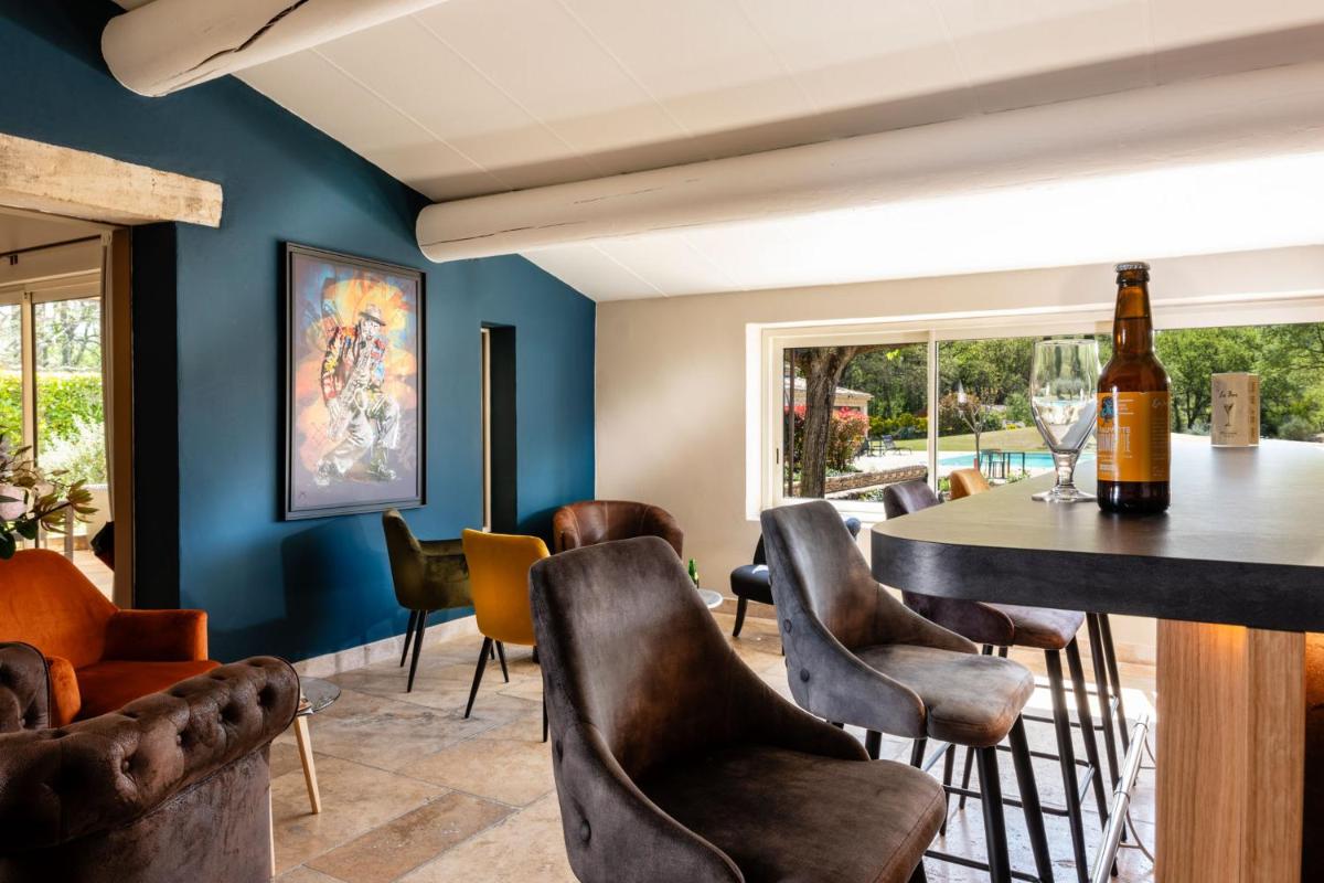 Coin salon dans l'établissement Mas De La Senancole & Spa