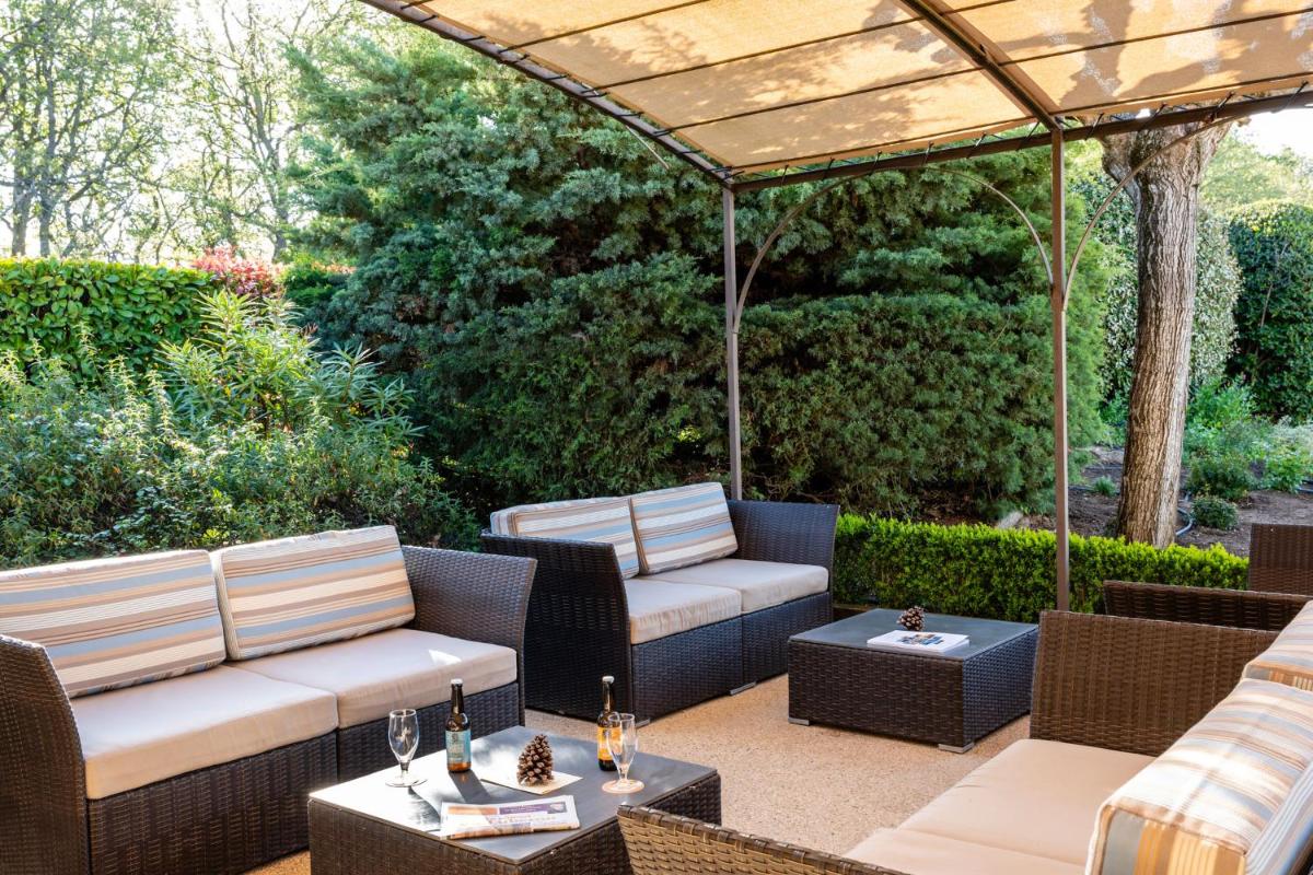 Coin salon dans l'établissement Mas De La Senancole & Spa