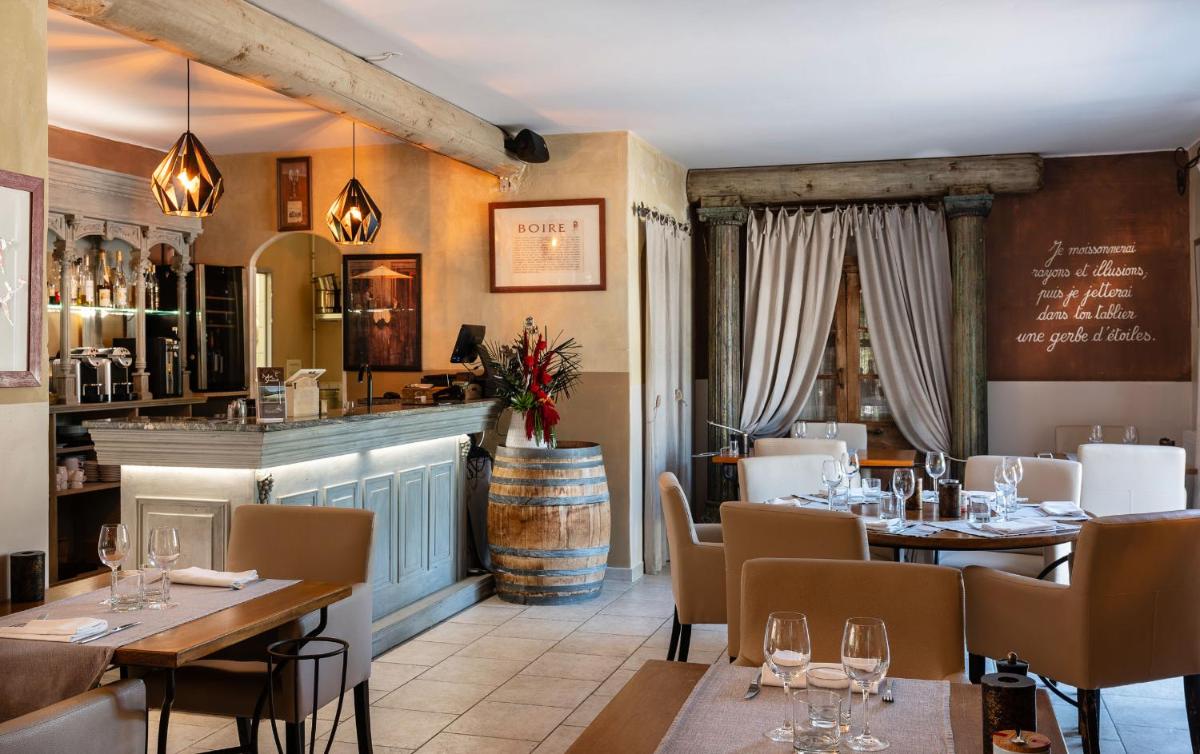 un restaurant avec des tables et des chaises et un bar dans l'établissement Mas De La Senancole & Spa, à Gordes