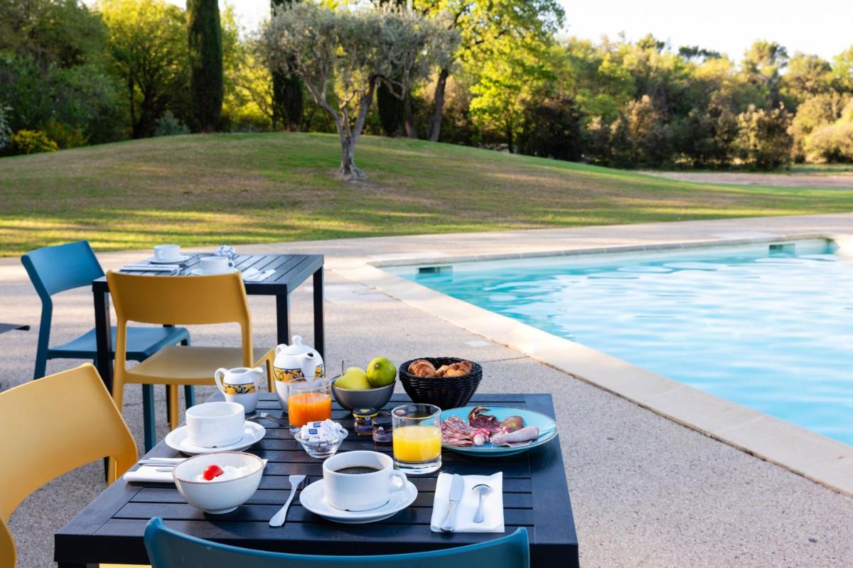 Piscine de l'établissement Mas De La Senancole & Spa ou située à proximité