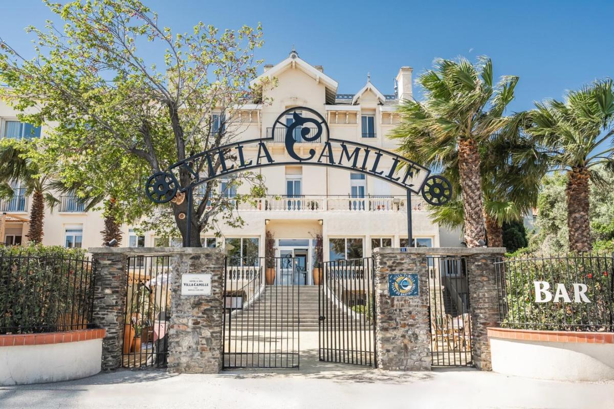 une porte devant un bâtiment blanc avec une enseigne de bar dans l'établissement Villa Camille Hotel & Spa, à Banyuls-sur-Mer