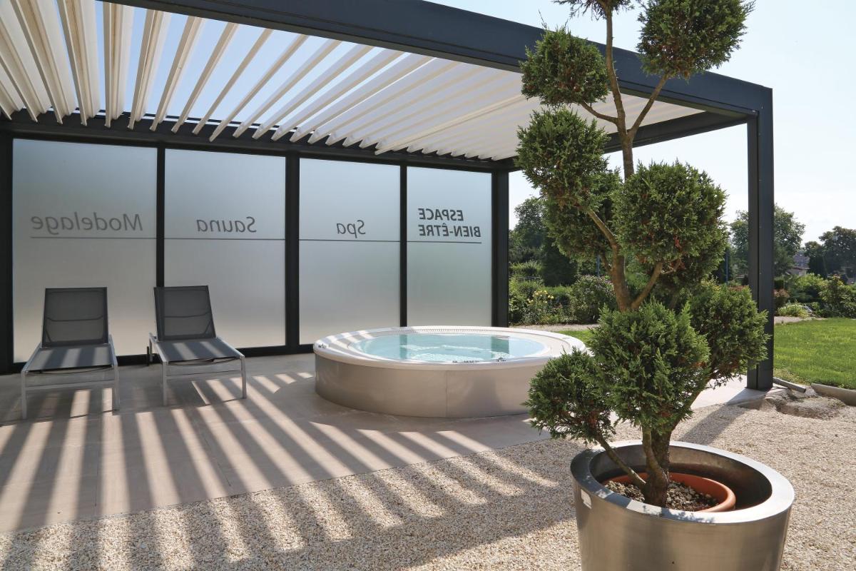 Piscine de l'établissement Logis Hotel Restaurant Spa Beau Site ou située à proximité