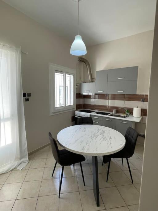 Suitetrails - Nikea apartment near Pireus port and metro st III