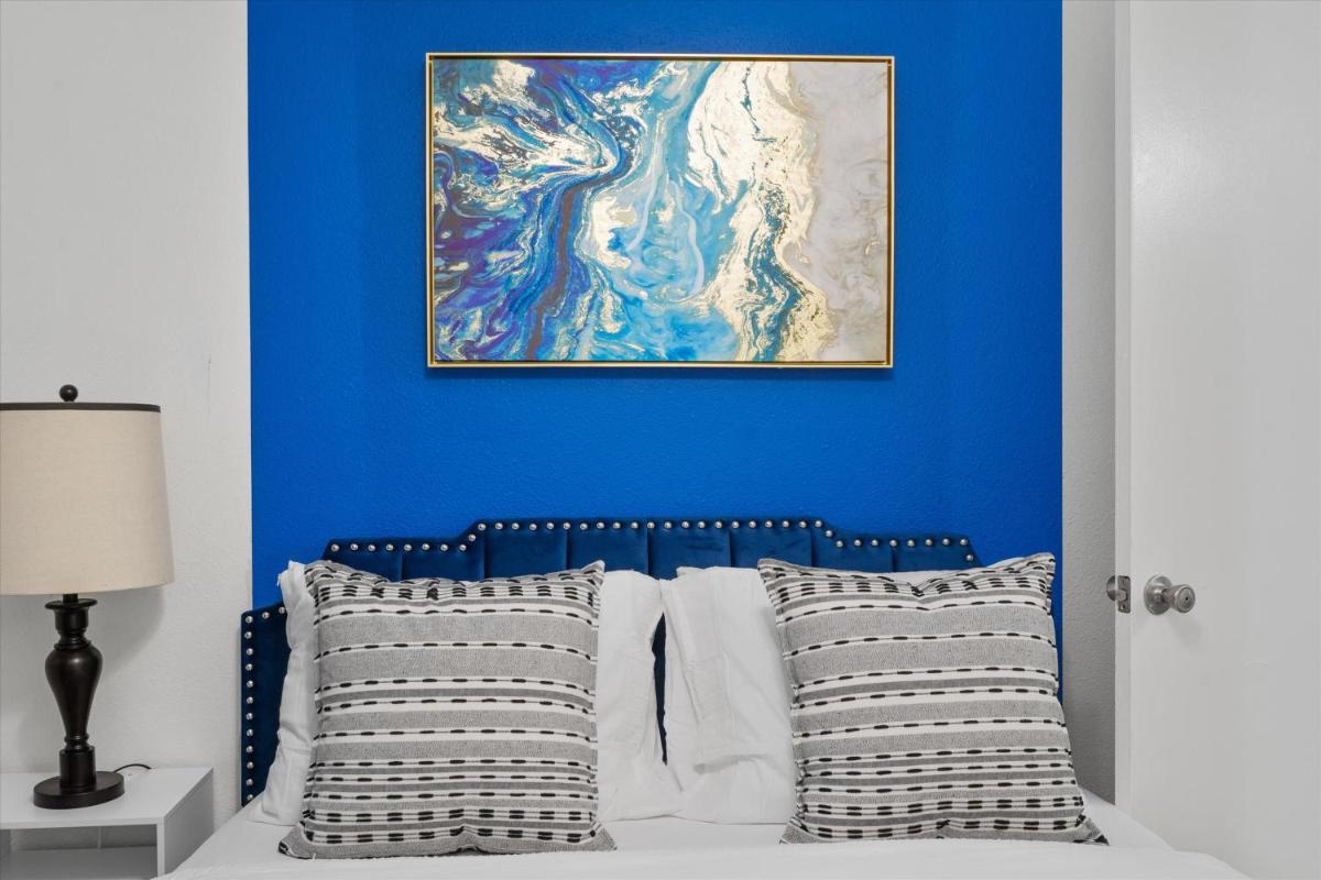 Mins to Downtown Luxury 2BR & Arcade - Housity