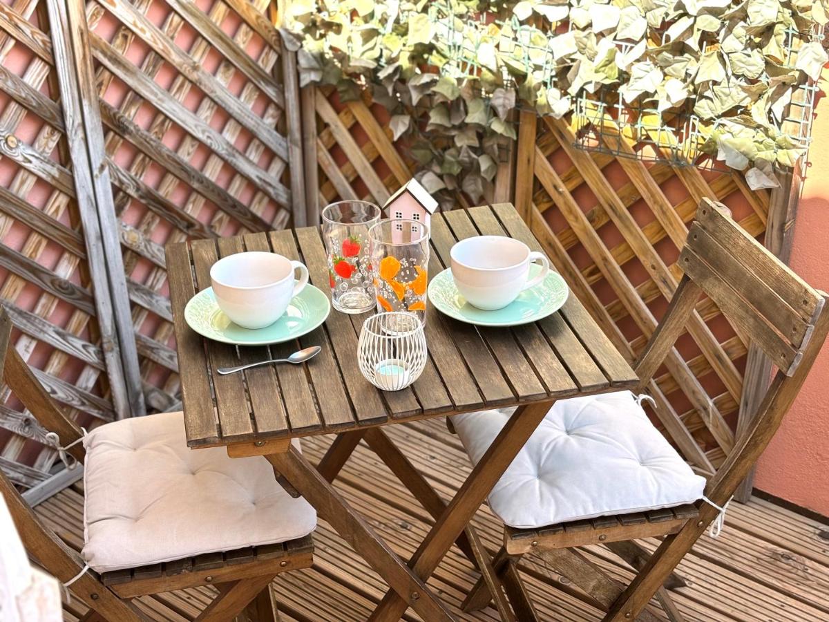 Studio terrasse Sanary centre ville rue piétonne - Housity