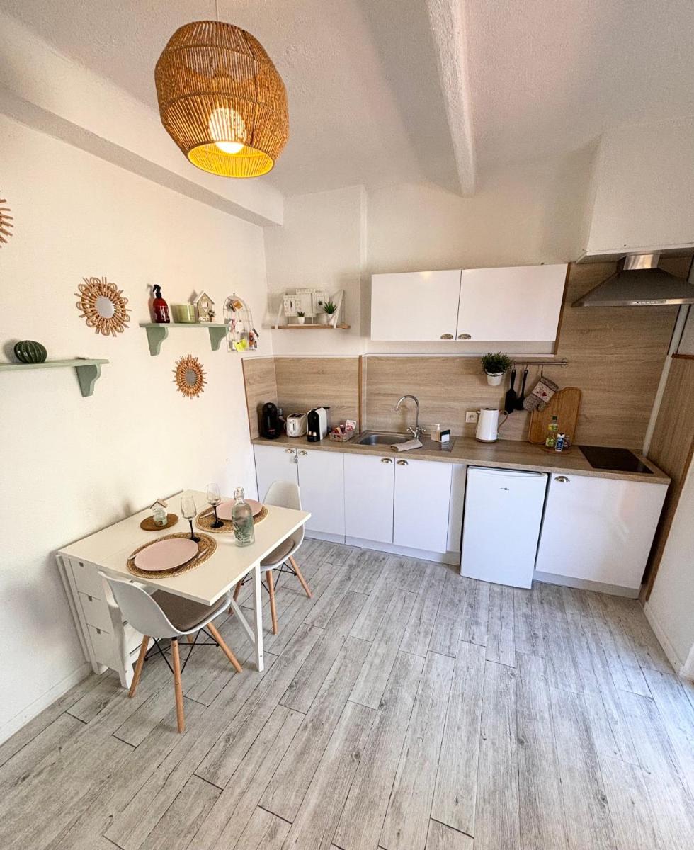 Studio terrasse Sanary centre ville rue piétonne - Housity