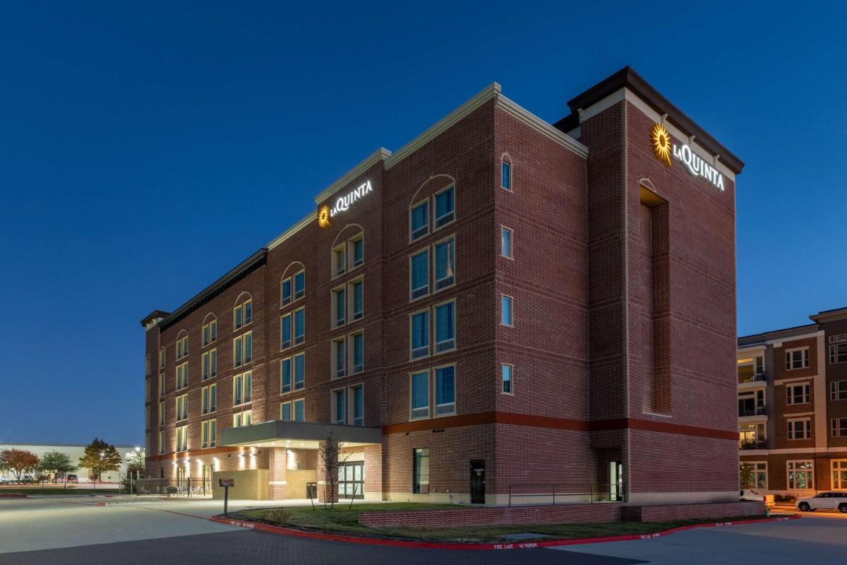 La Quinta Inn & Suites by Wyndham Dallas - Frisco Stadium - Housity