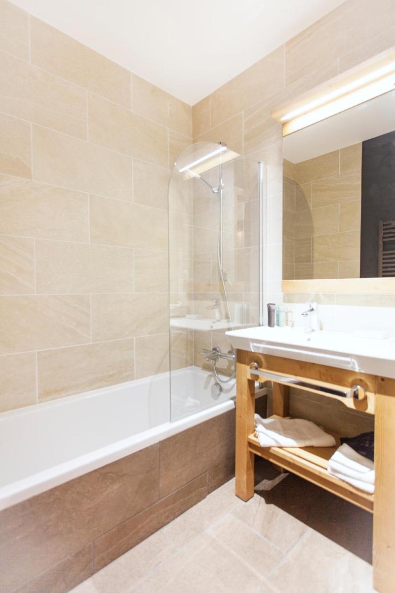 Salle de bains dans l'établissement Hôtel Saint Charles Val Cenis