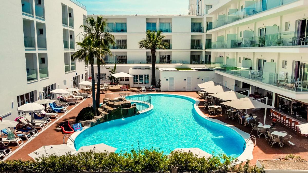 Una vista aérea de una piscina en un hotel. en Hotel Capricho, en Cala Ratjada