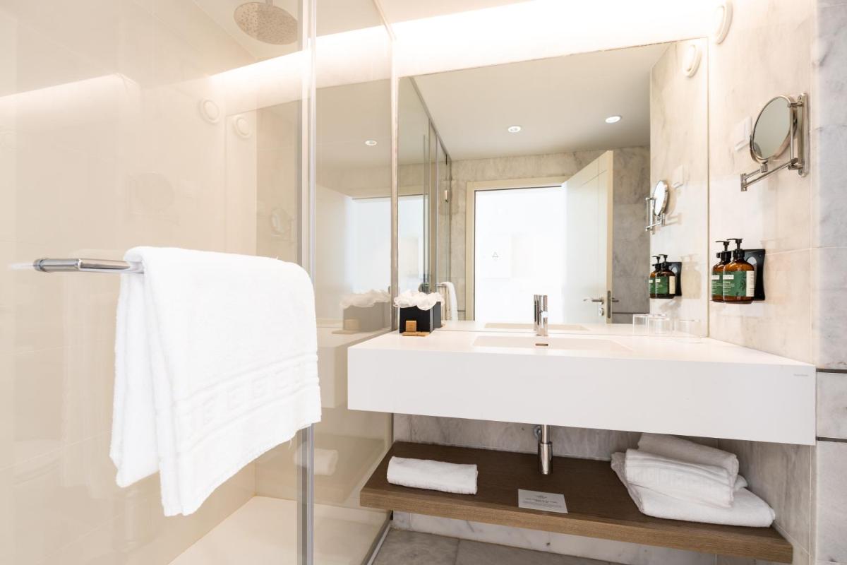 Uma casa de banho em Crowne Plaza - Caparica Lisbon