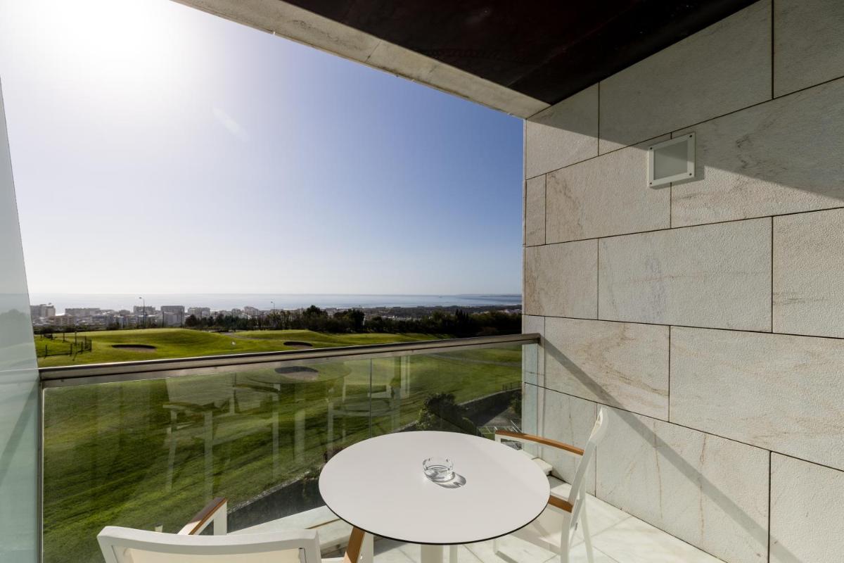 Uma varanda ou terraço em Crowne Plaza - Caparica Lisbon