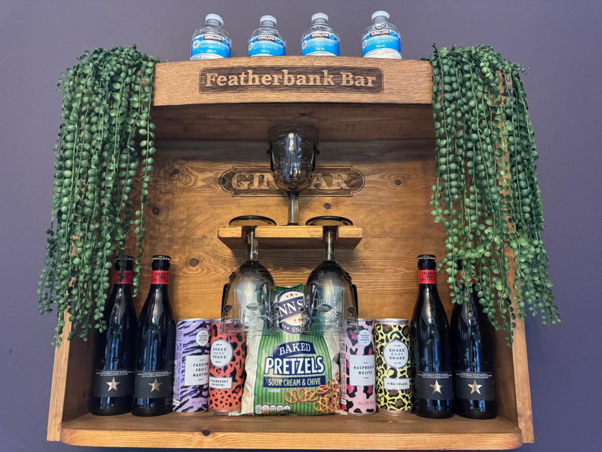 Interior Designed 4 bed House with stocked Bar & gym sleeps minimum 7 - Housity