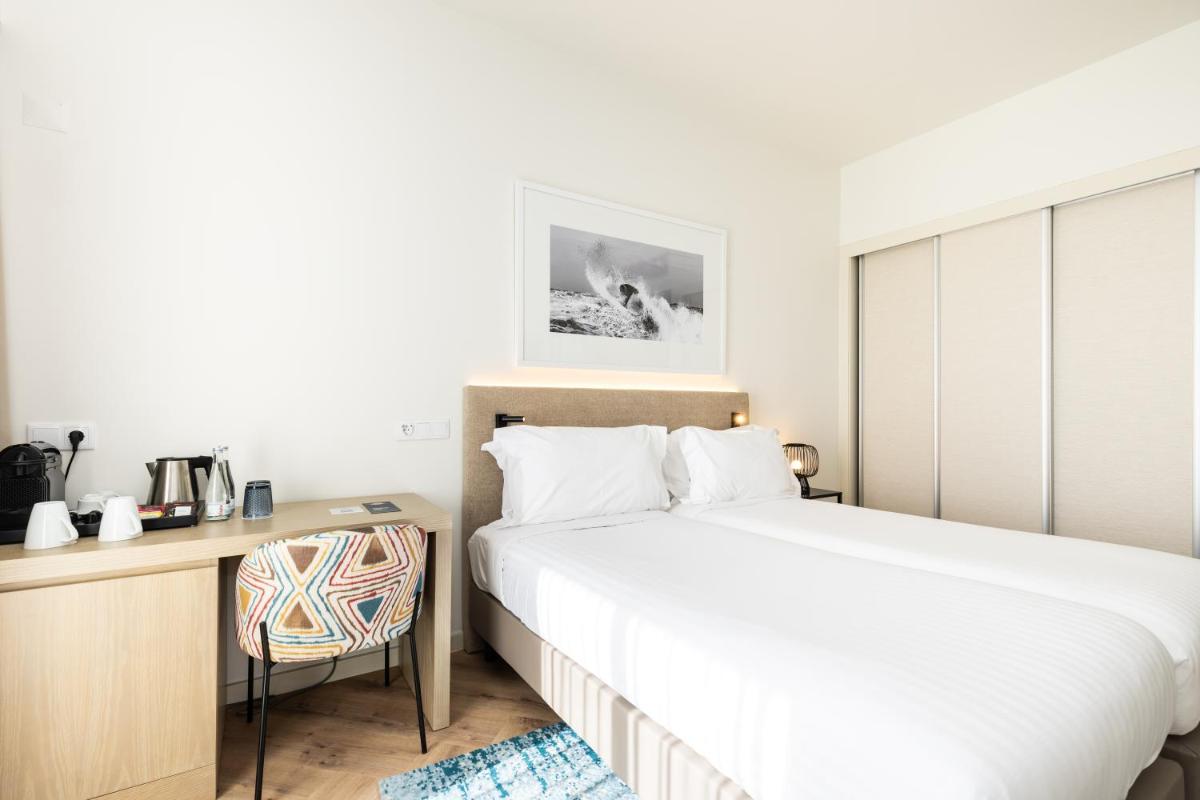 Uma cama ou camas num quarto em Crowne Plaza - Caparica Lisbon