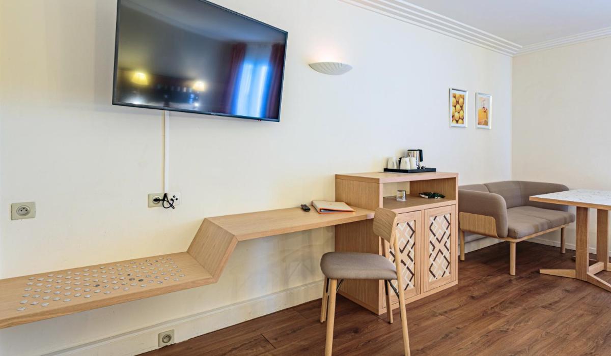 Télévision ou salle de divertissement dans l'établissement Grand Tonic Hotel & SPA NUXE