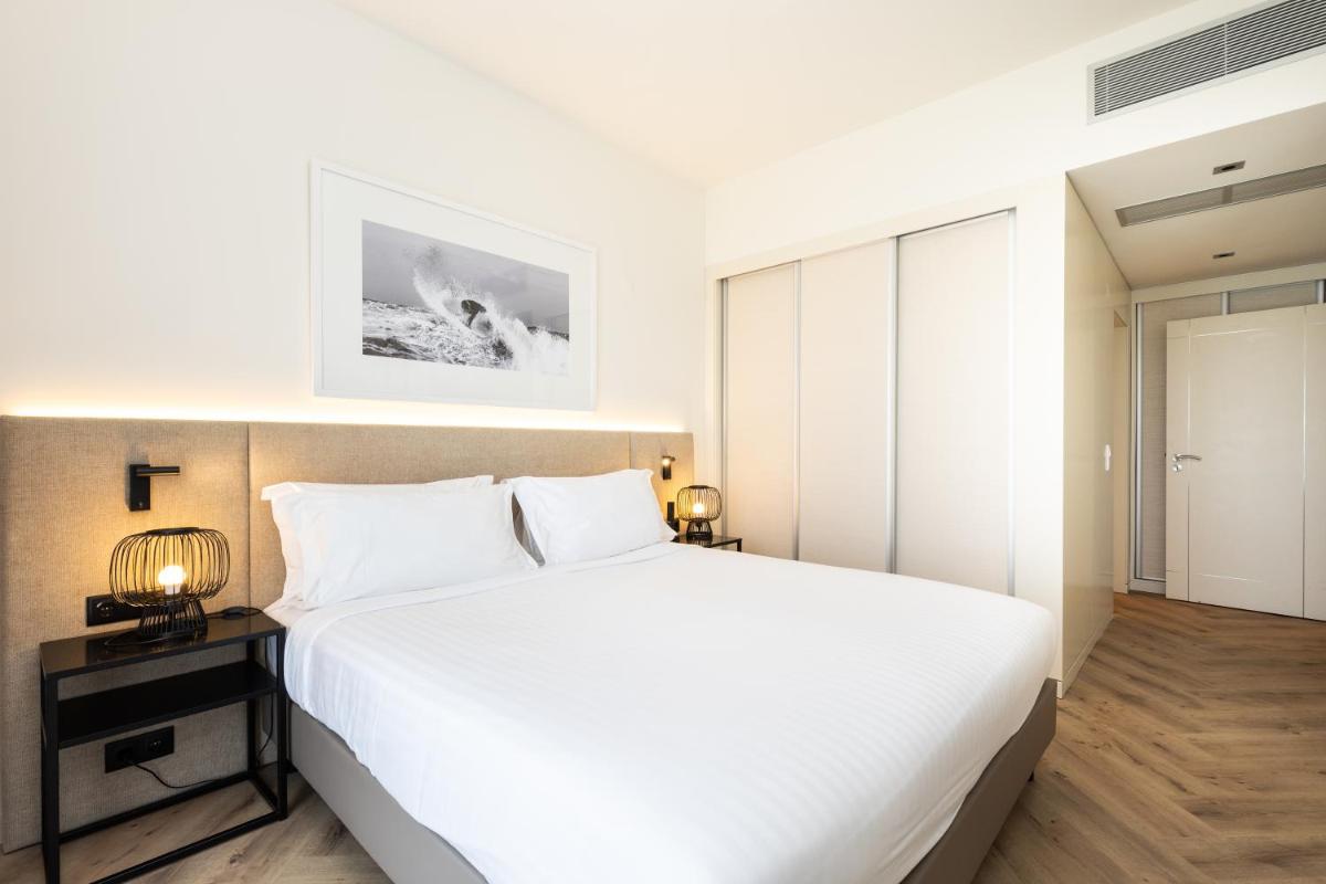 Uma cama ou camas num quarto em Crowne Plaza - Caparica Lisbon
