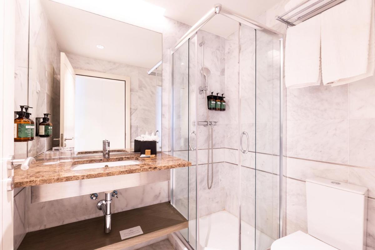 Uma casa de banho em Crowne Plaza - Caparica Lisbon