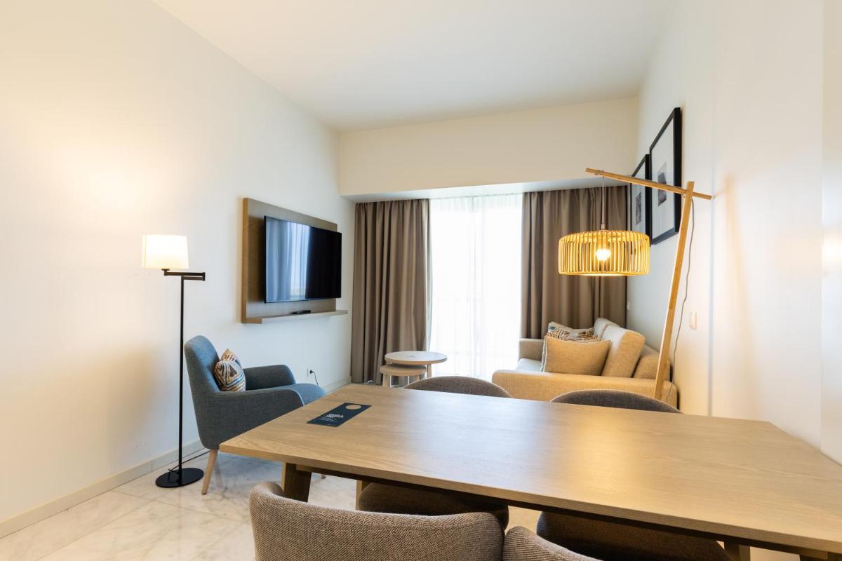 Uma televisão e/ou sistema de entretenimento em Crowne Plaza - Caparica Lisbon