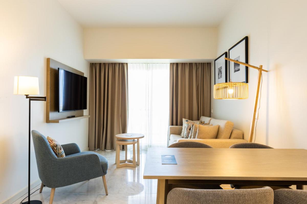 Uma televisão e/ou sistema de entretenimento em Crowne Plaza - Caparica Lisbon