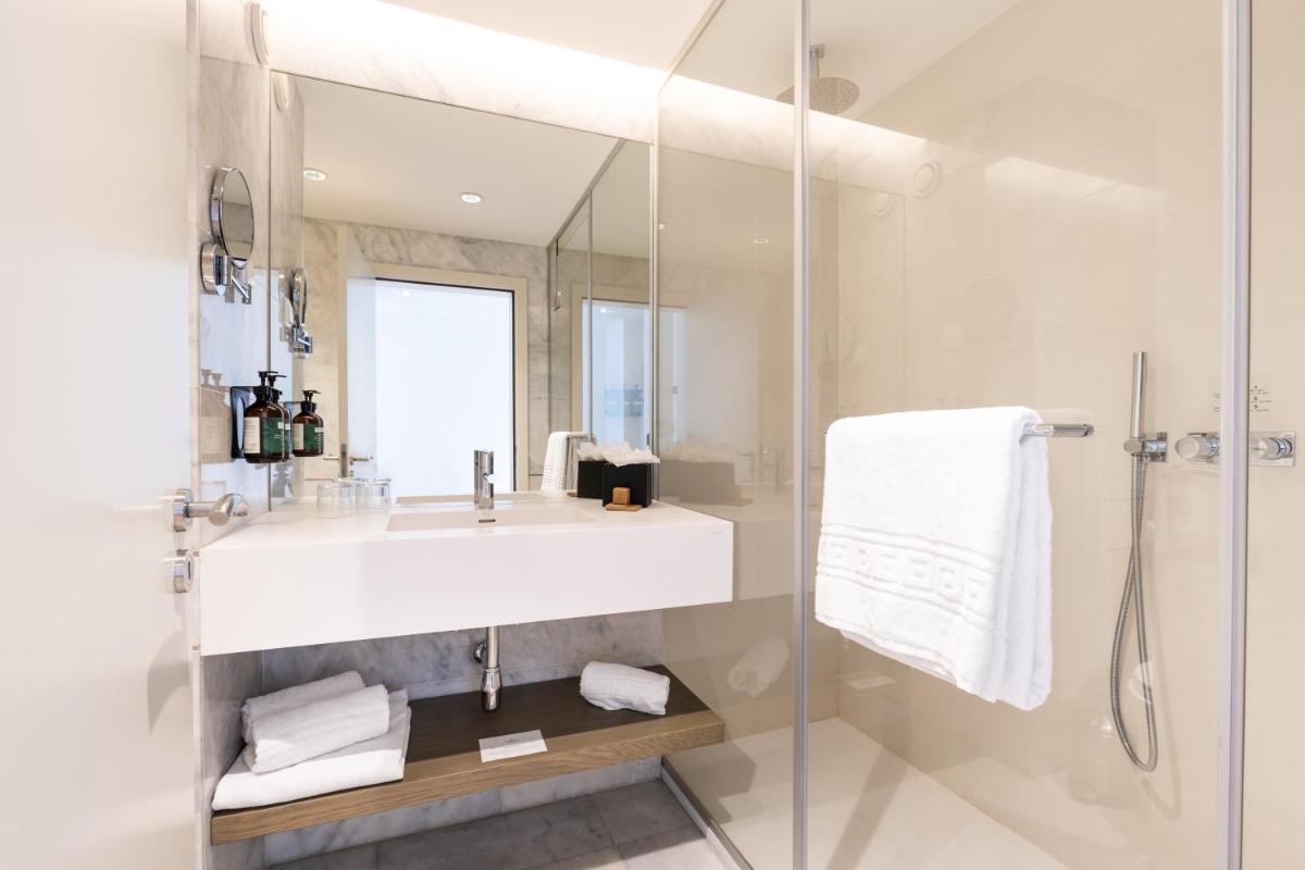 Uma casa de banho em Crowne Plaza - Caparica Lisbon