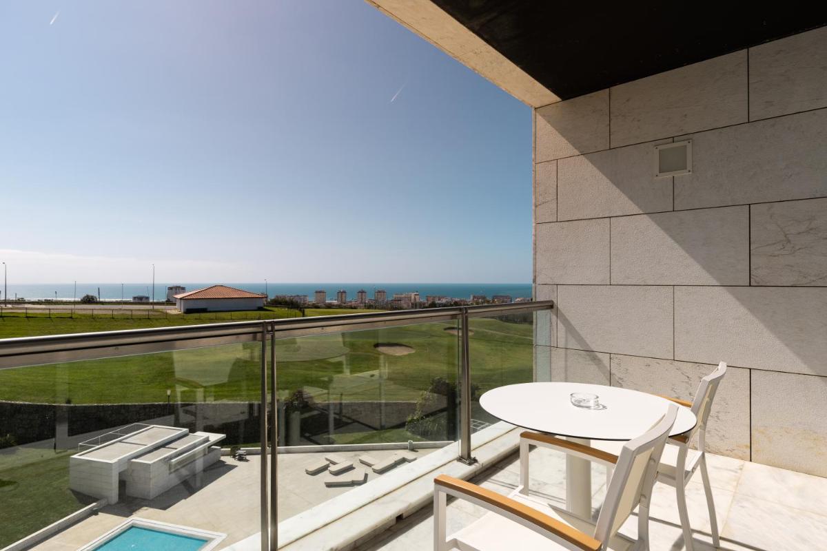 Uma varanda ou terraço em Crowne Plaza - Caparica Lisbon