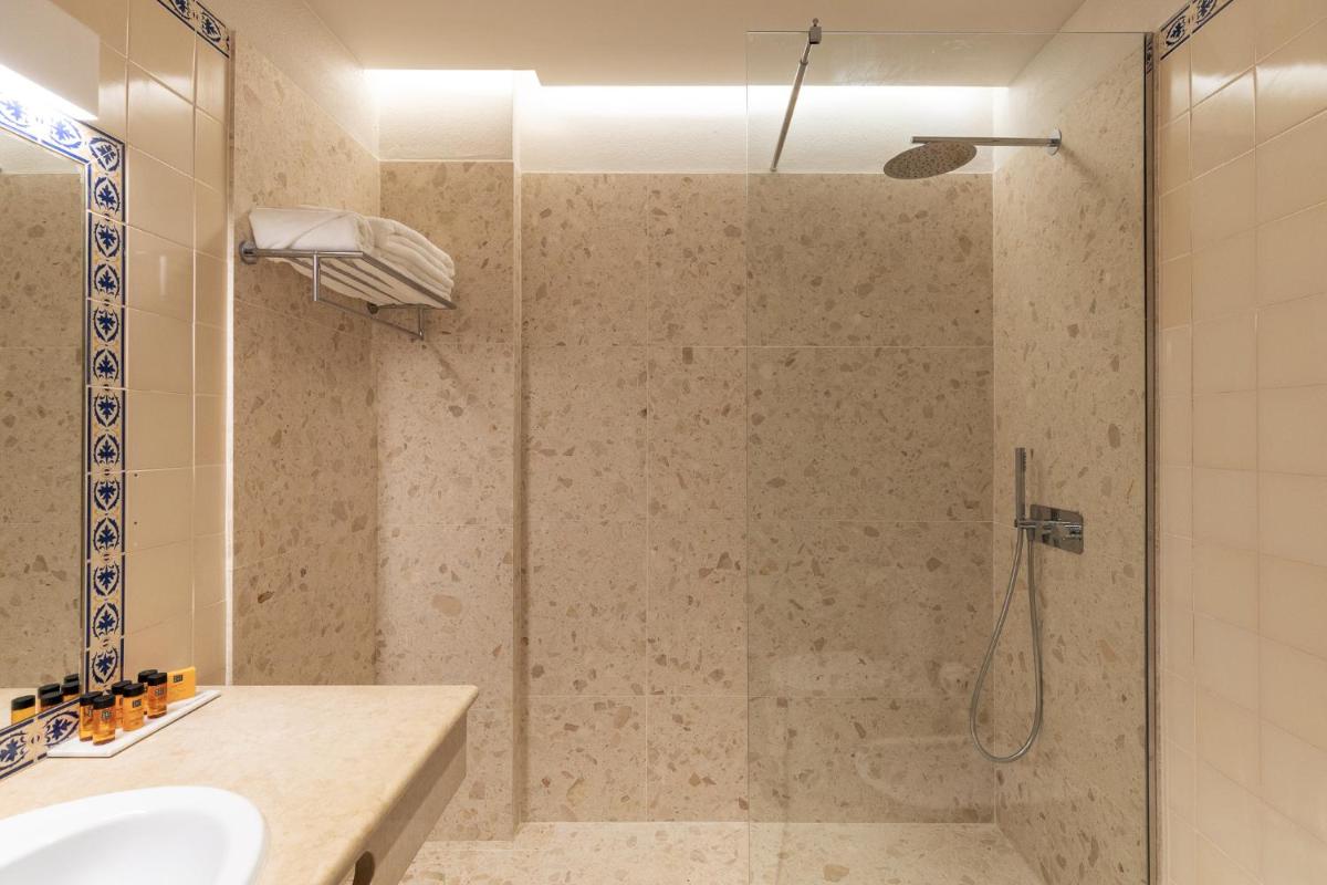 Uma casa de banho em Belavista Da Luz - Wellness & Lifestyle Hotel