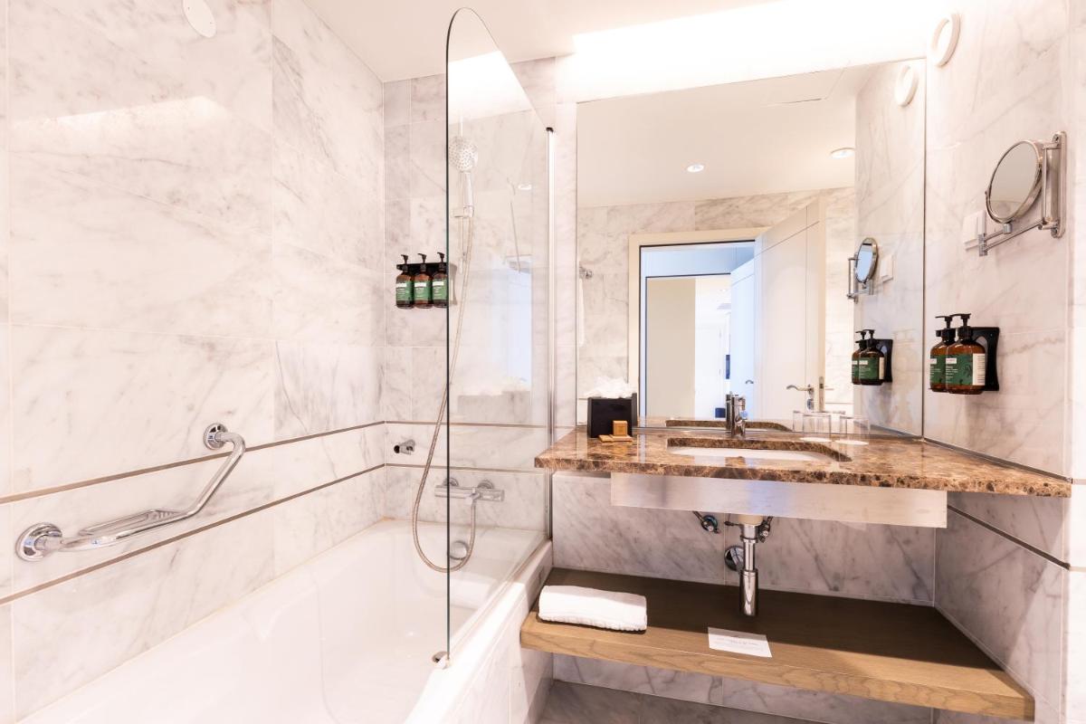 Uma casa de banho em Crowne Plaza - Caparica Lisbon