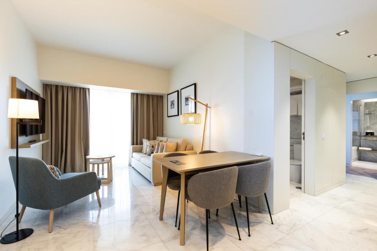 Uma área de estar em Crowne Plaza - Caparica Lisbon