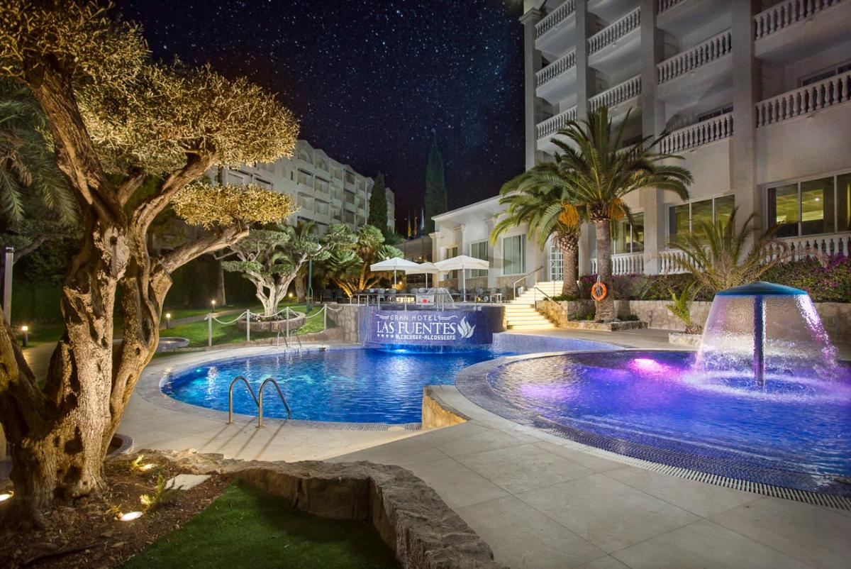 una piscina con una fuente frente a un edificio en Gran Hotel Las Fuentes, en Alcossebre