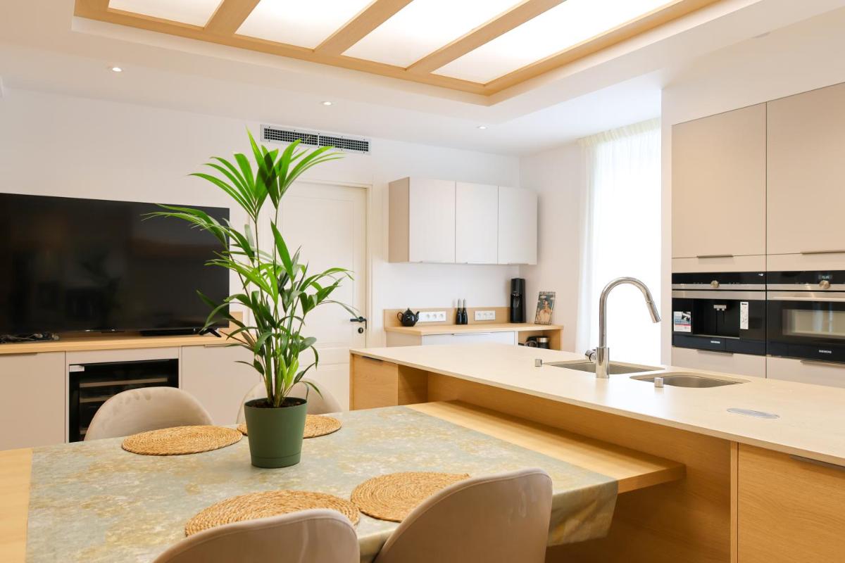Cuisine ou kitchenette dans l'établissement Les Rêveries du Clos POMMARD Vignes & SPA& Dégustation