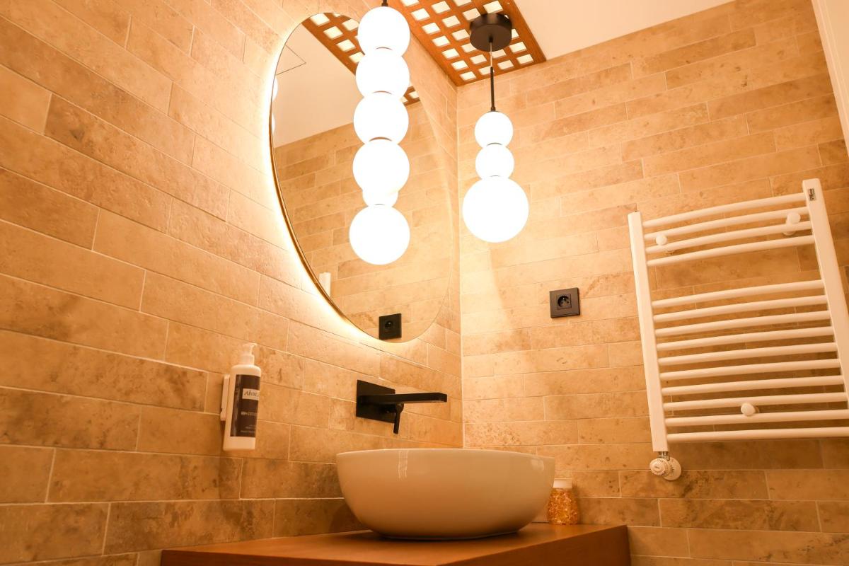 Salle de bains dans l'établissement Les Rêveries du Clos POMMARD Vignes & SPA& Dégustation