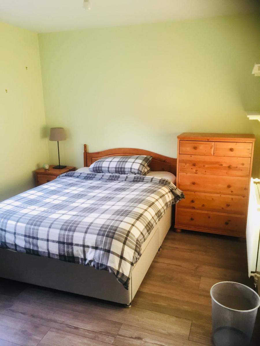 Room in Guest room - Cozy Furnished Double Bedroom in Charming Lower Villa Apartment - Housity