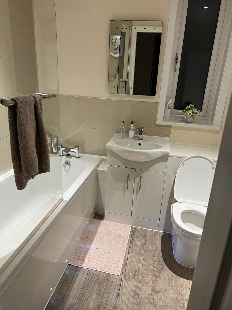 Room in Guest room - Cozy Furnished Double Bedroom in Charming Lower Villa Apartment - Housity