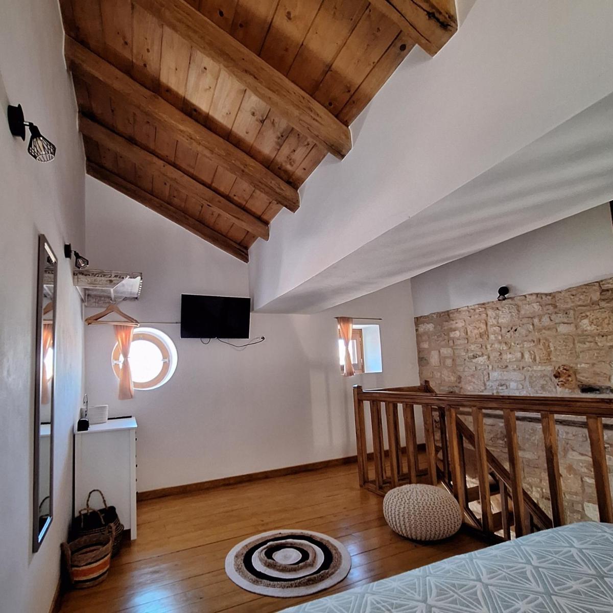 To Pefko - Mezzanines - - Housity
