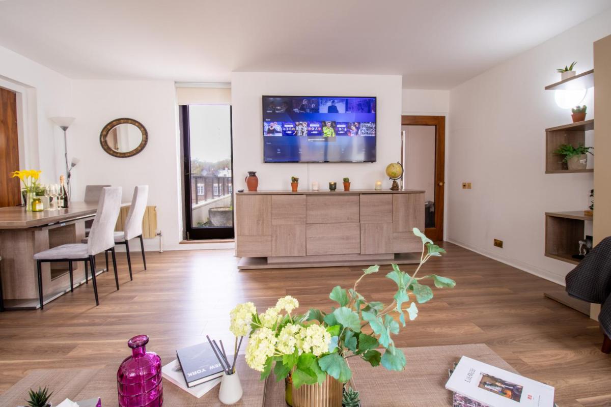 Spacious 2-Bedroom Apartment in Piccadilly 6100P - Housity
