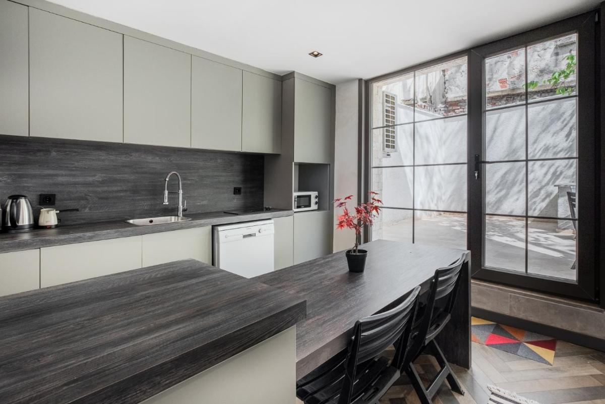 Suitetrails - Spacious Modern Flat with Balcony 5 min to Taksim
