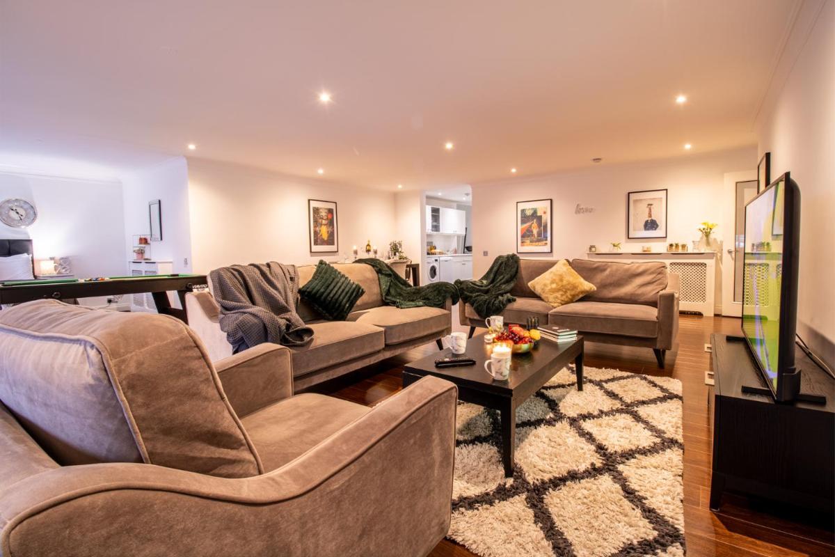 OLD Spacious 2 Bedroom Flat With Pool Table Opposite Green Park 7 - Housity