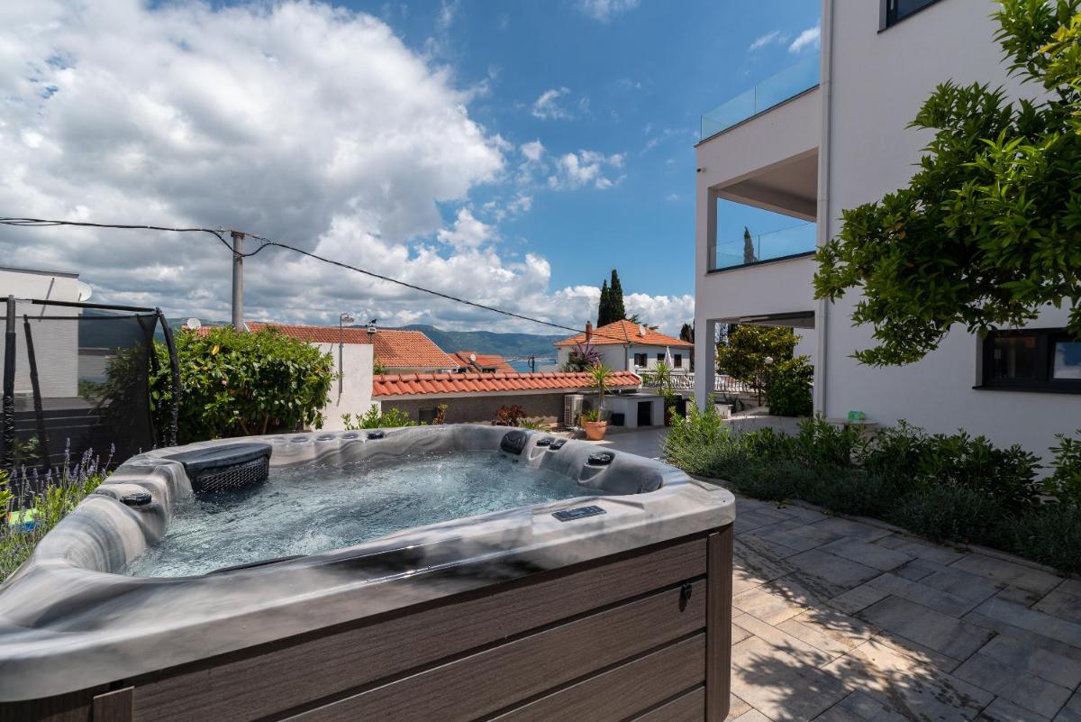 Maca Apartments & Suites with Heated pool near beach 50m - Housity