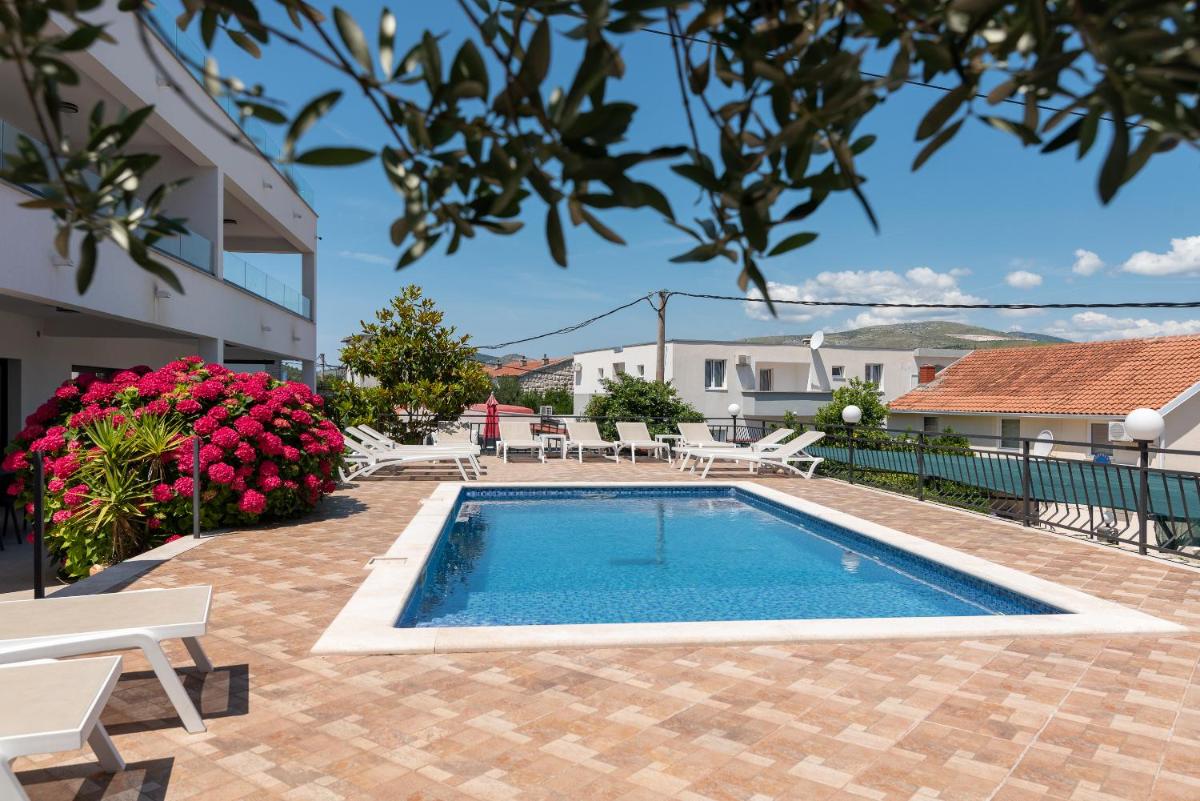 Maca Apartments & Suites with Heated pool near beach 50m - Housity