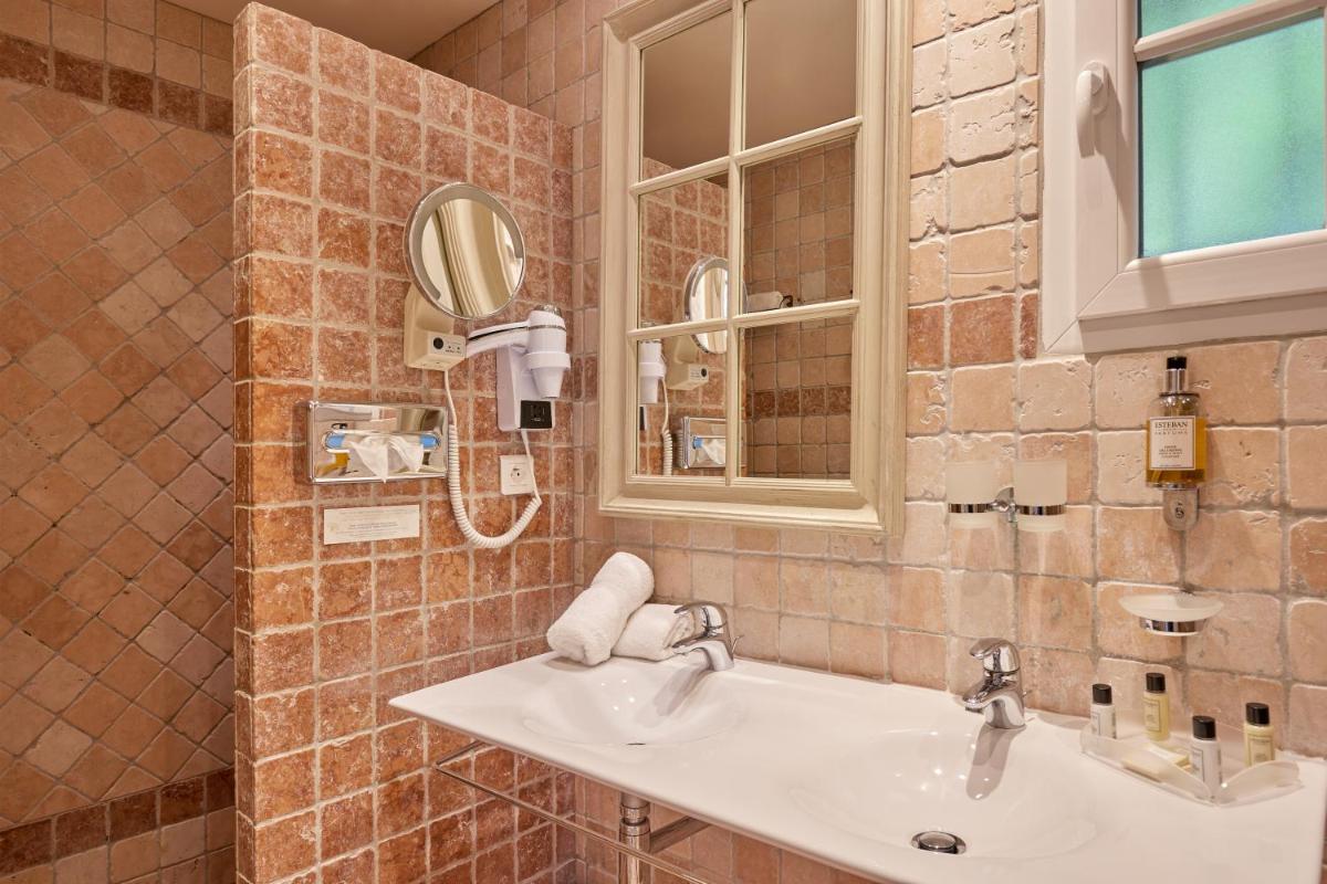 Salle de bains dans l'établissement La Bastide du Calalou Hotel & Spa, BW Signature Collection