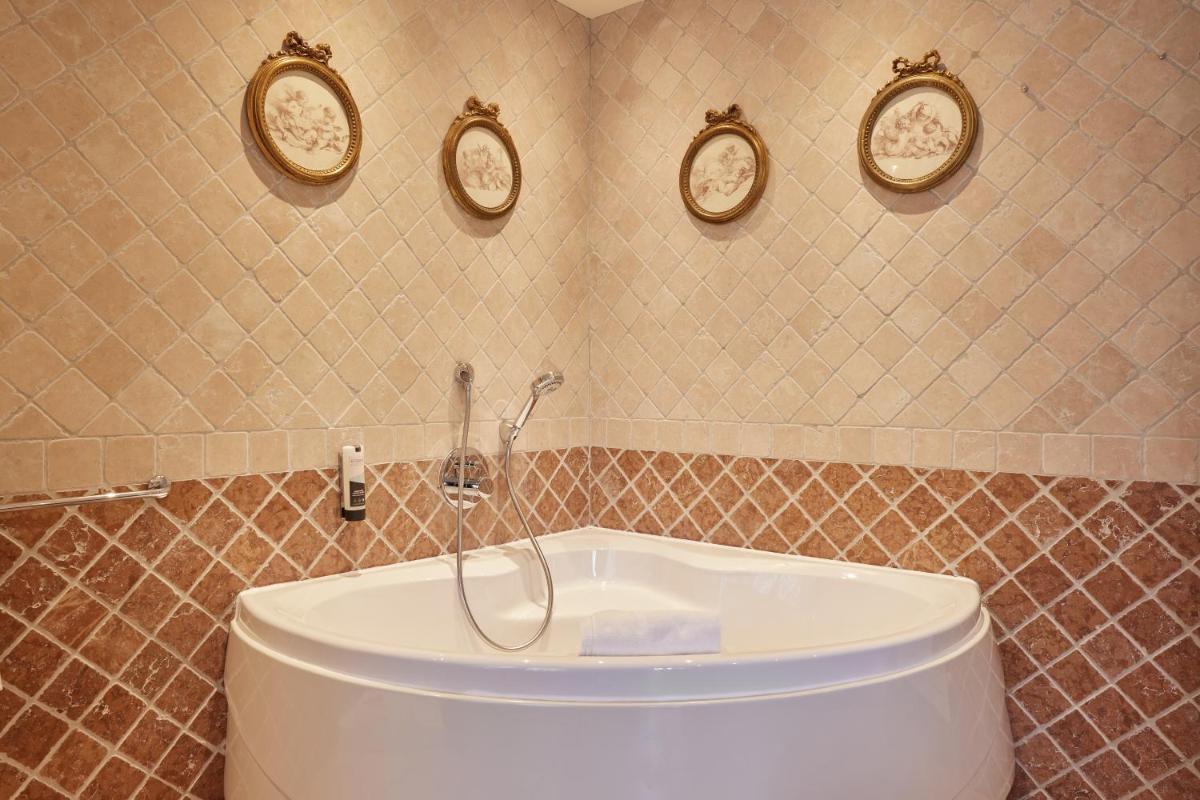 Salle de bains dans l'établissement La Bastide du Calalou Hotel & Spa, BW Signature Collection