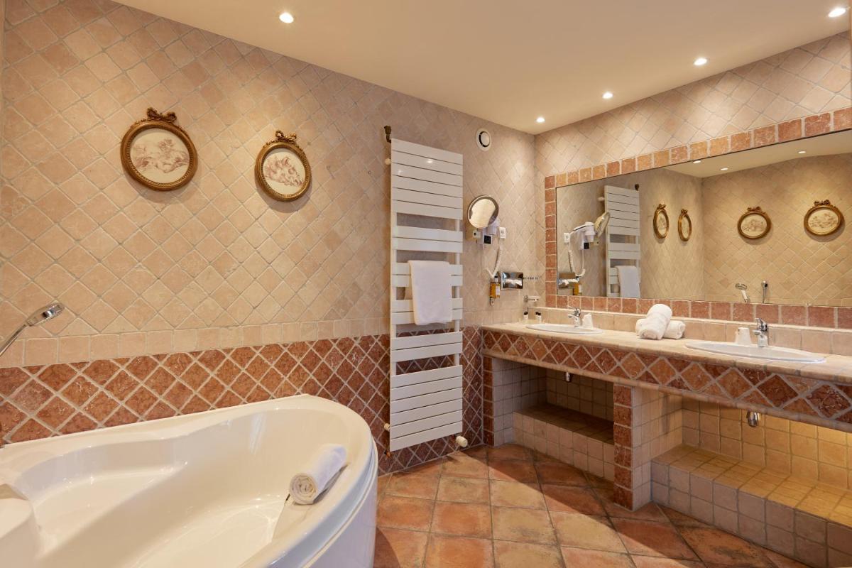 Salle de bains dans l'établissement La Bastide du Calalou Hotel & Spa, BW Signature Collection