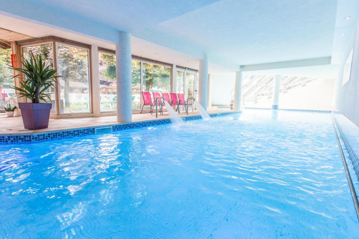 Piscine de l'établissement Hotel Club Le Crêt ou située à proximité