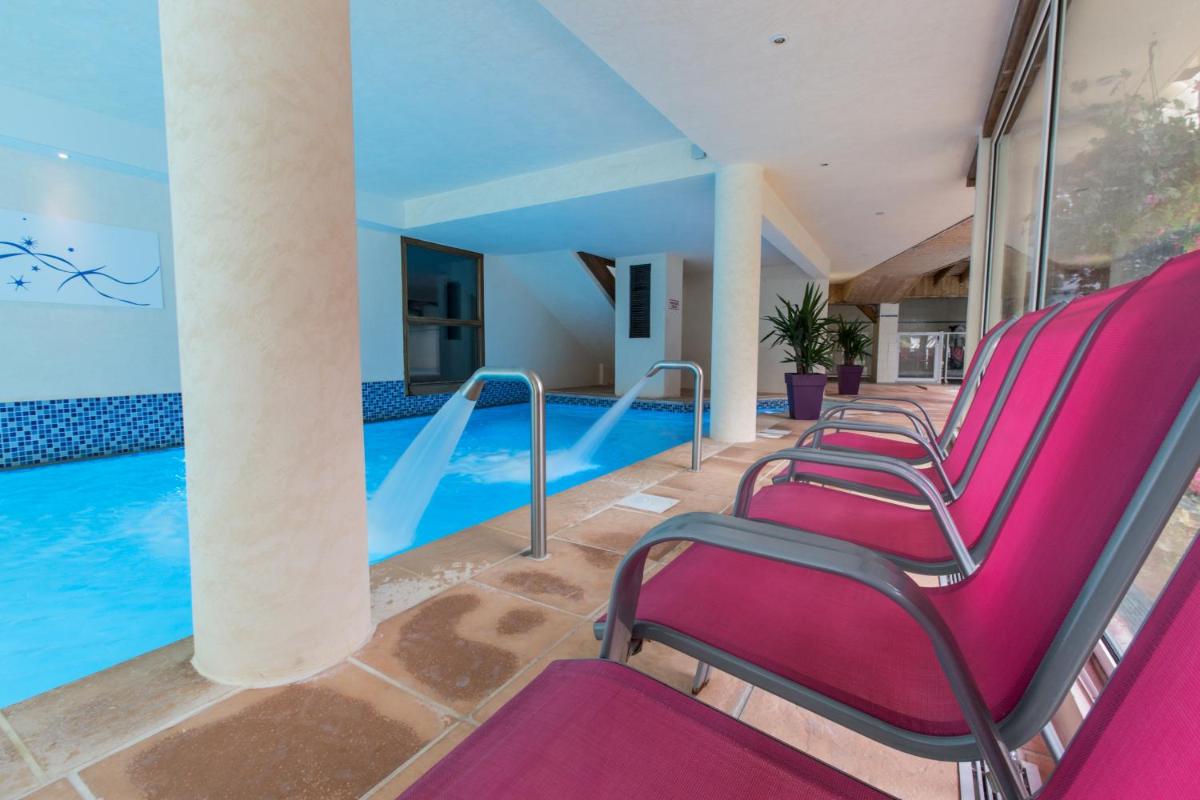 Piscine de l'établissement Hotel Club Le Crêt ou située à proximité