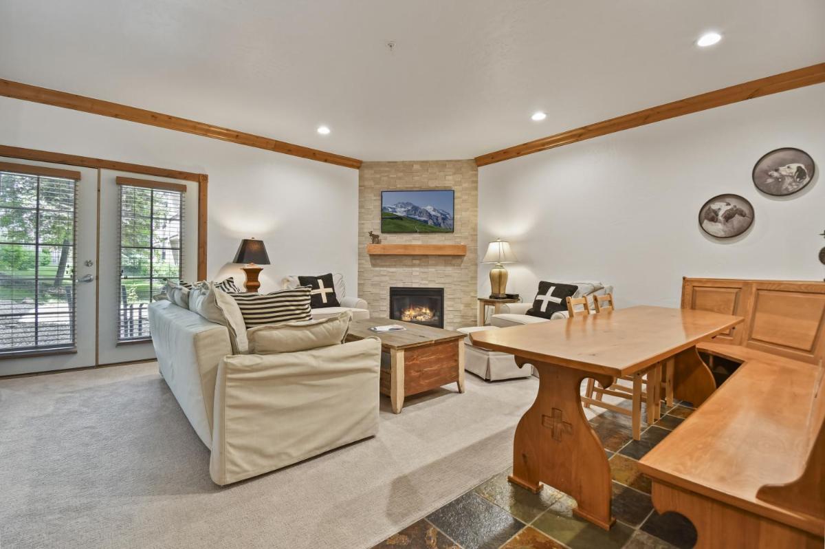 Family Getaway-Pool, Tubing, Skiing, & Ice Castles Villa 1002 villa - Housity