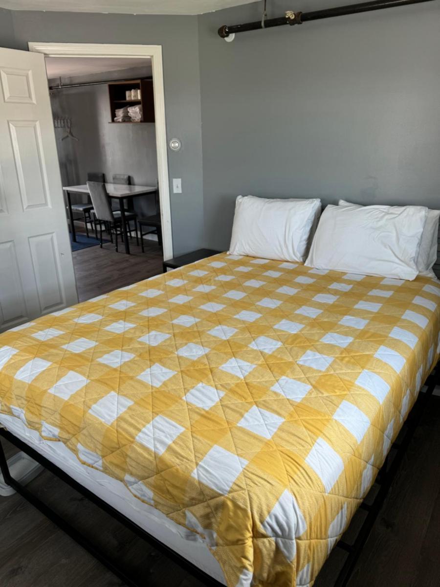 12 Ashworth Ave suites - Housity