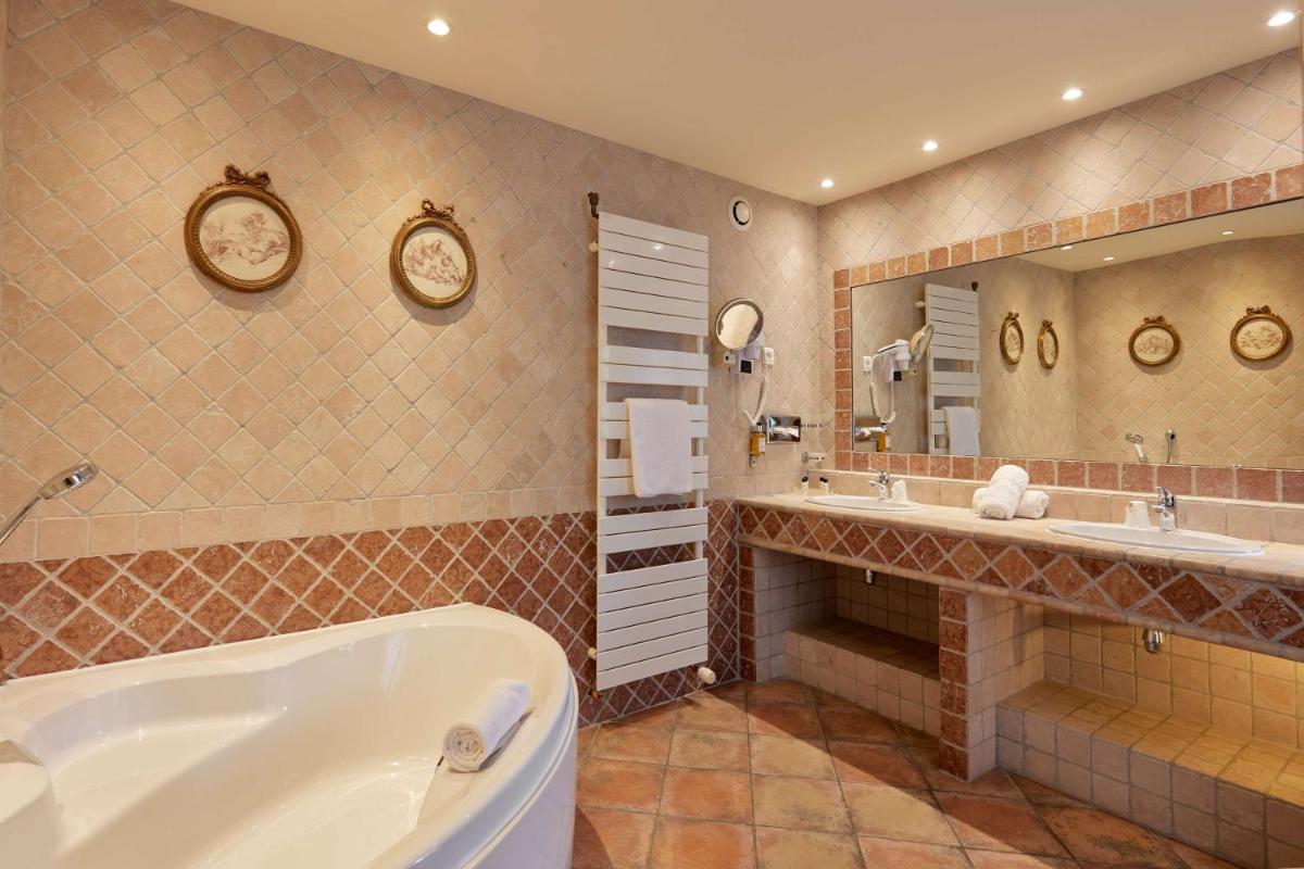 Salle de bains dans l'établissement La Bastide du Calalou Hotel & Spa, BW Signature Collection