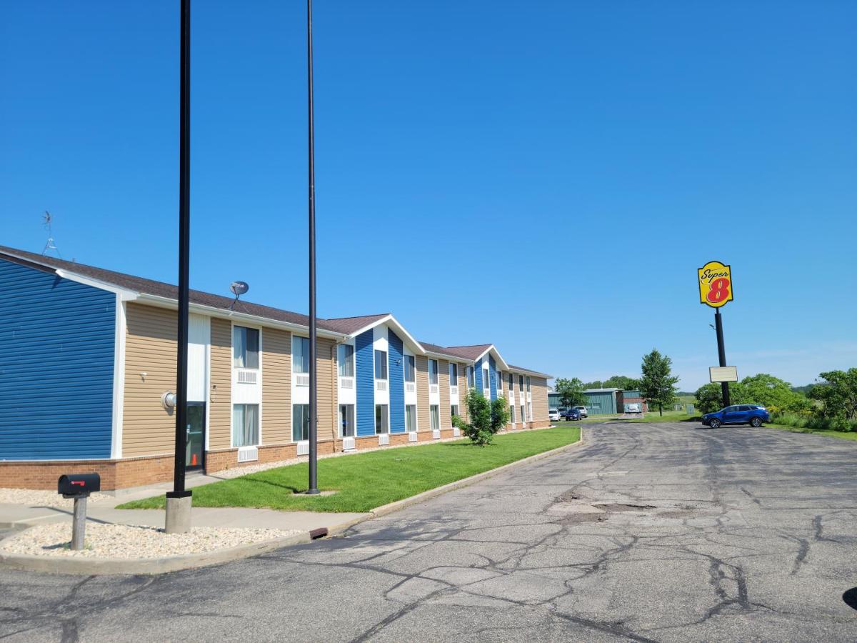 Super 8 by Wyndham Portage - Housity