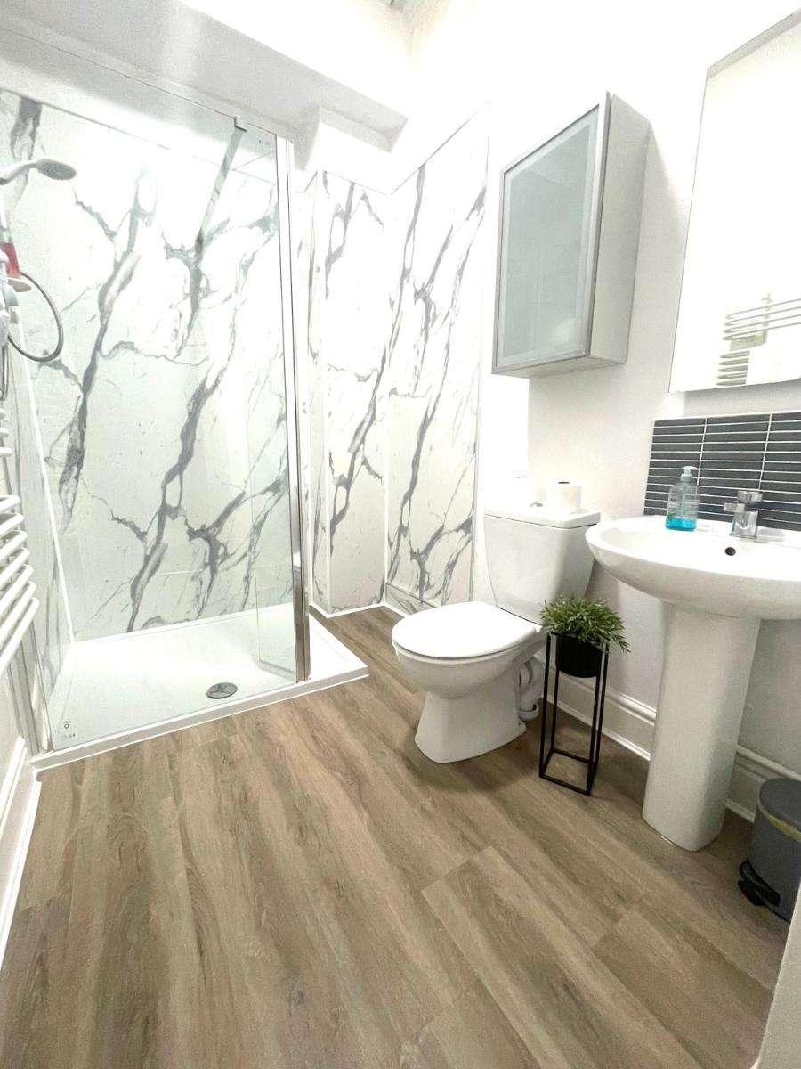 Stylish Apartment With Secure Parking Close to City - Hizvo